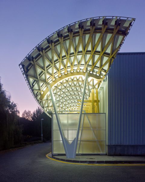 Gridshell iluminada lateral