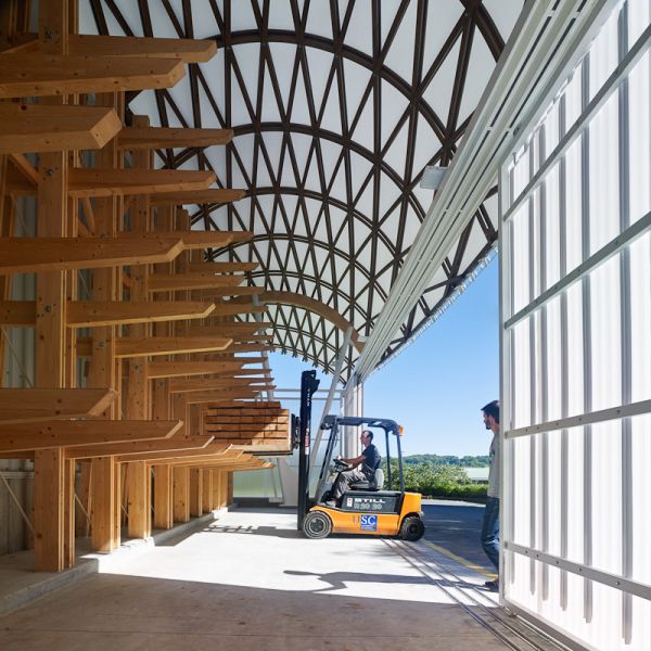 Interior Gridshell con carretilla